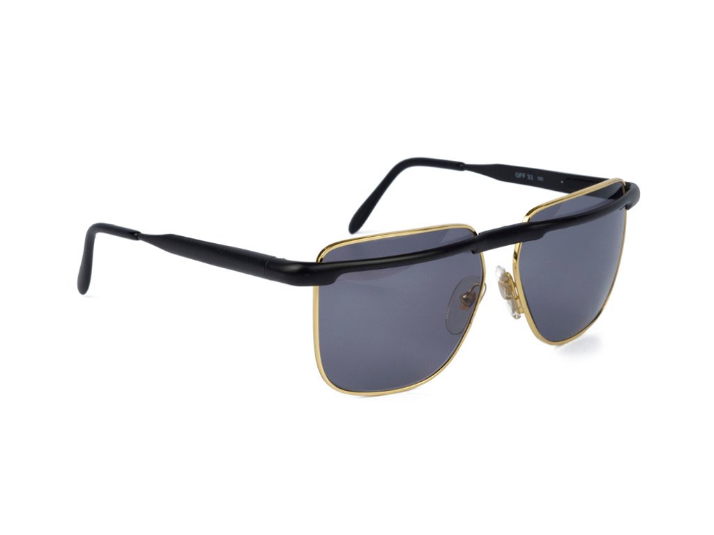 Gold-Black-demo angle